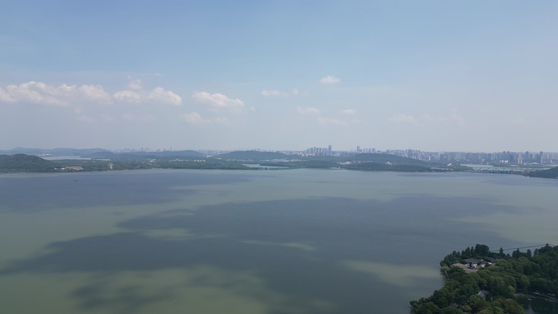 航拍湖北武汉东湖5A景区视频的预览图