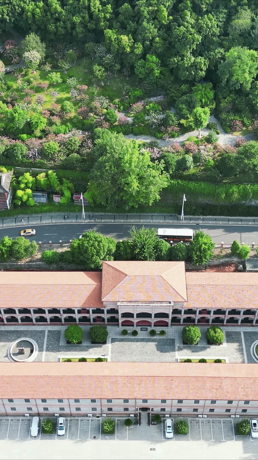 湖北武汉辛亥革命纪念馆竖屏航拍视频的预览图