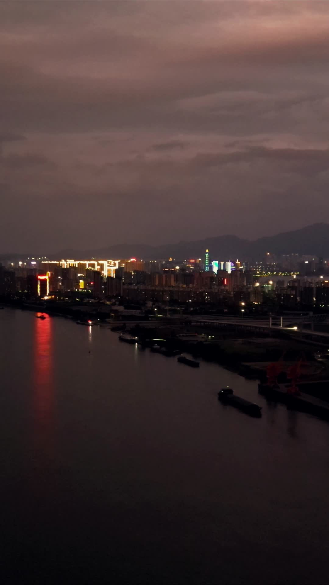 江西九江城市夜幕来临夕阳竖屏航拍视频的预览图