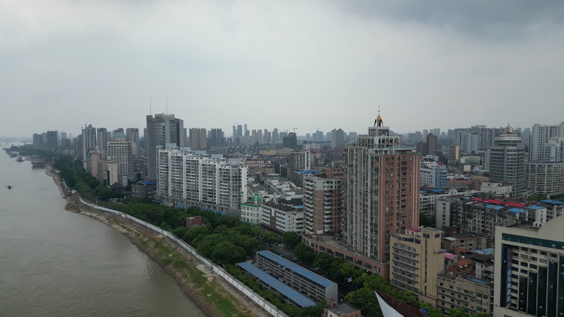 航拍江西九江滨江路沿江风光带视频的预览图