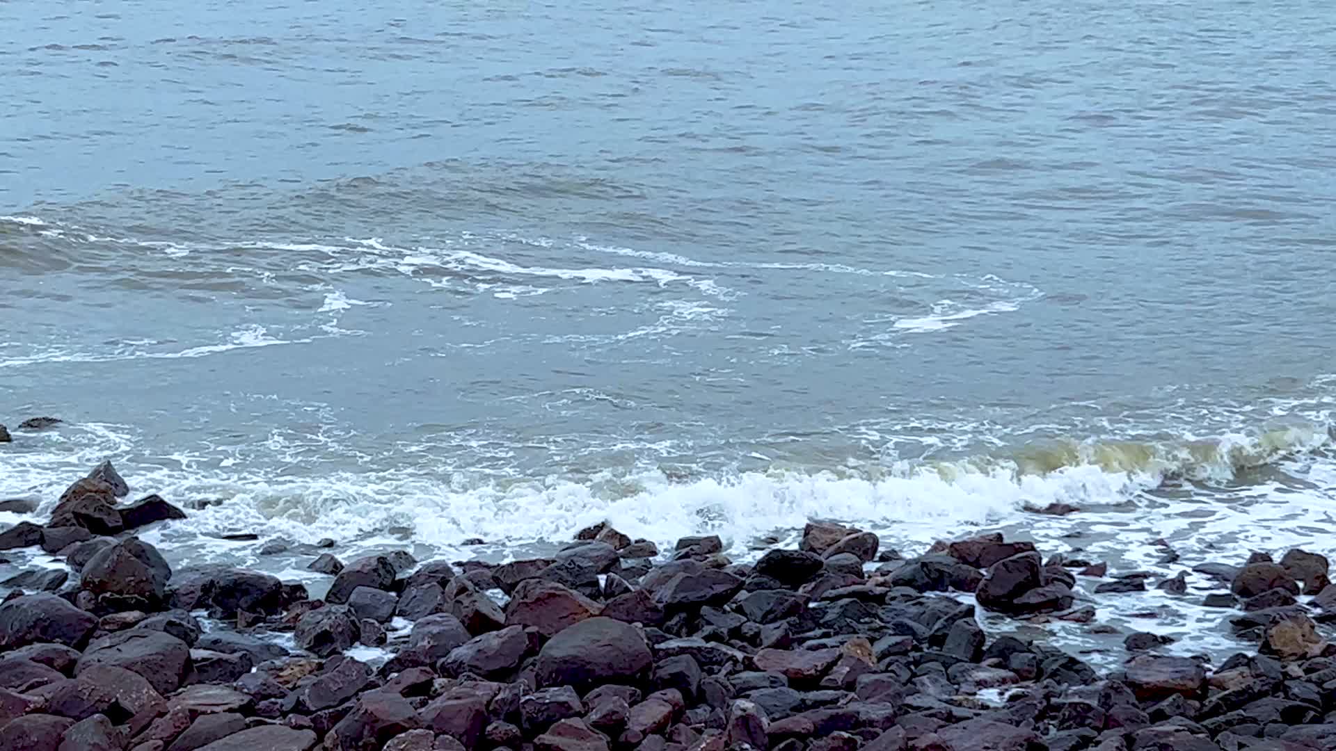 海边浪花翻滚视频的预览图