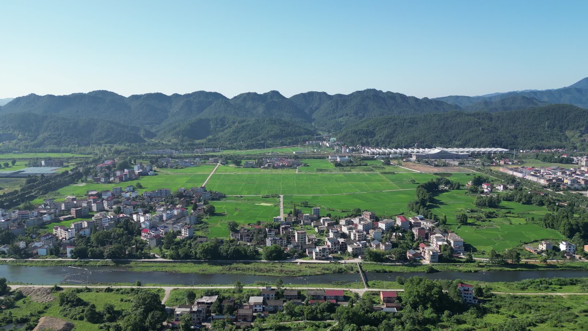航拍江西井冈山城市风光视频的预览图