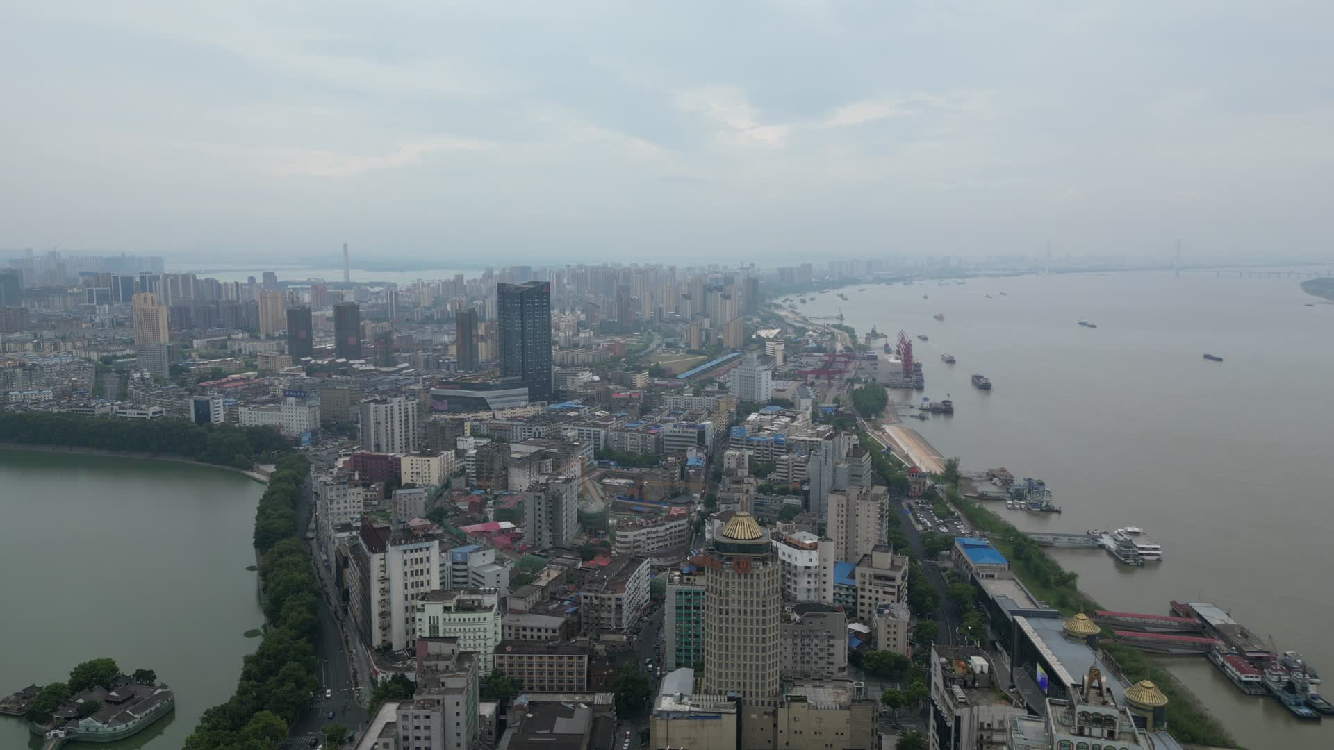 航拍江西九江城市建设视频的预览图
