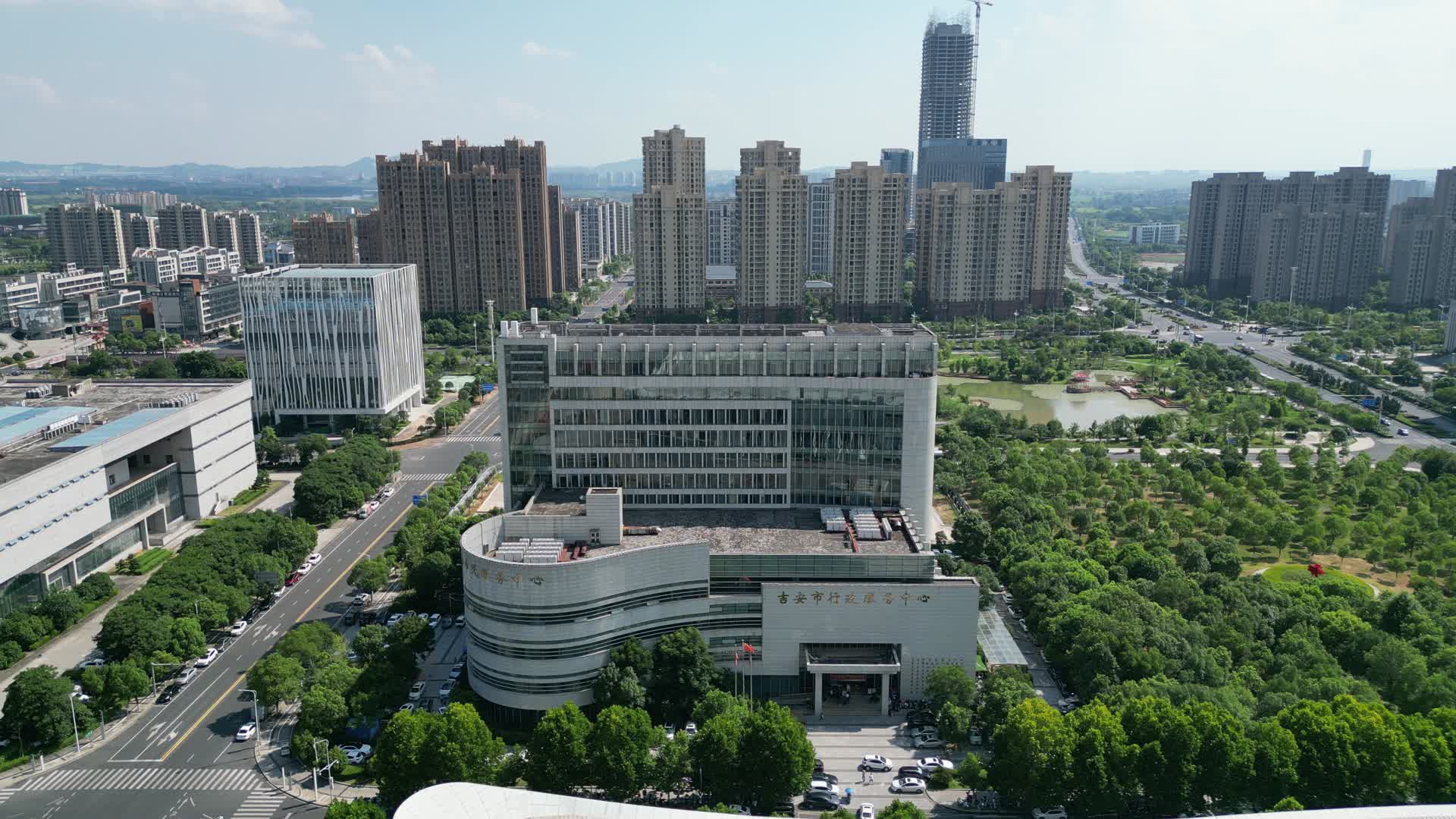 航拍江西吉安市行政服务中心视频的预览图