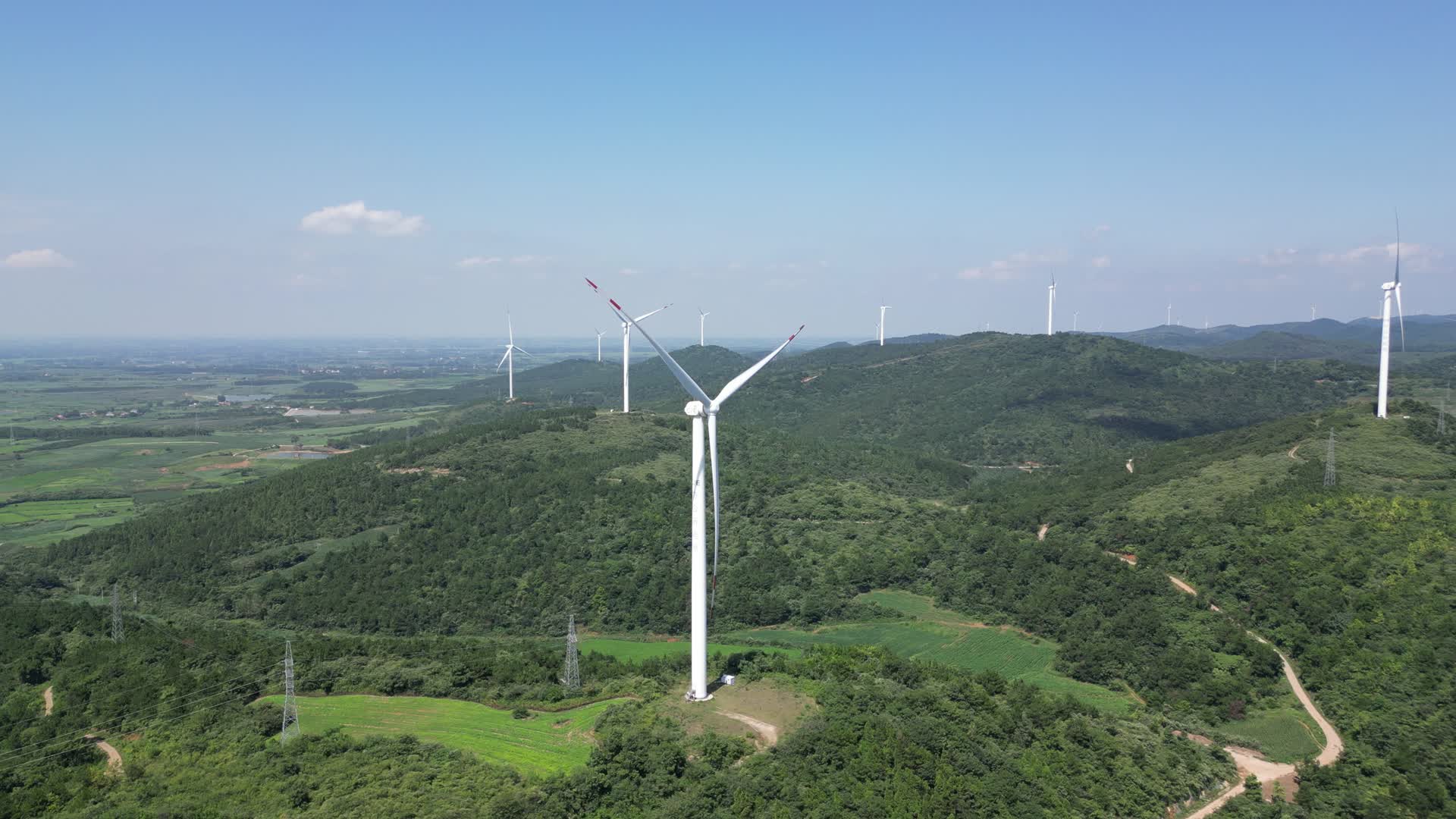 航拍风力发电绿色能源风车视频的预览图