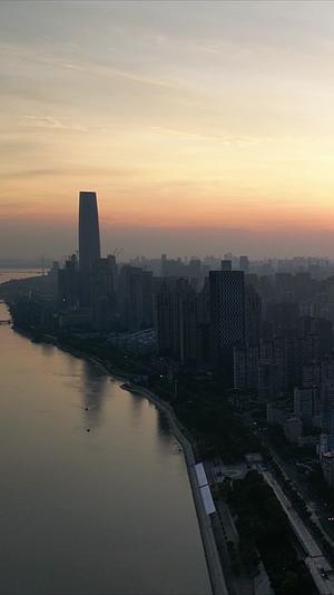 湖北武汉城市日出彩霞竖屏航拍视频的预览图