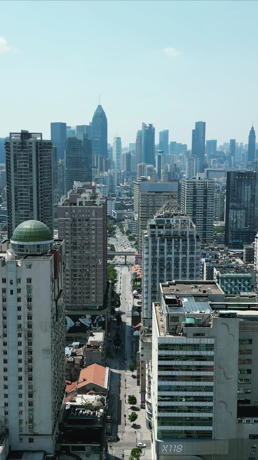 武汉江汉路步行街竖屏航拍视频的预览图