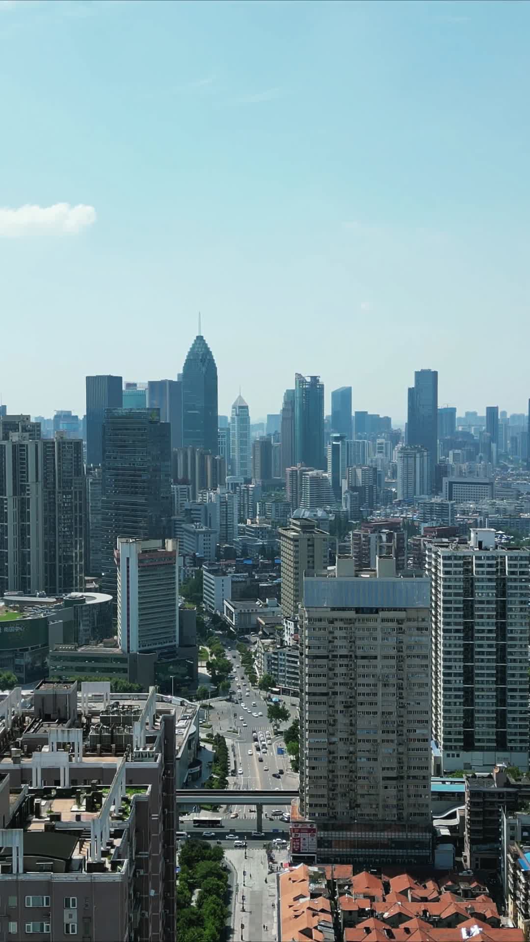 武汉江汉路商业圈高楼竖屏航拍视频的预览图
