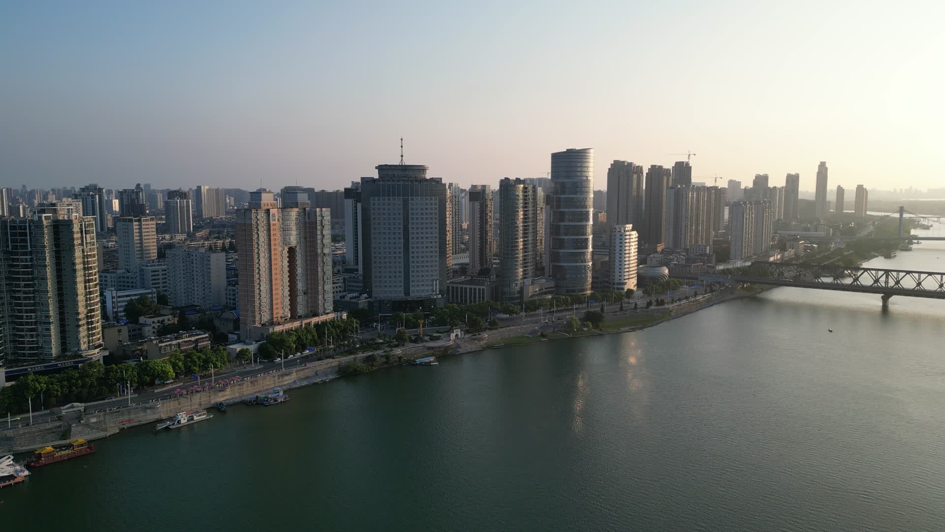 航拍湖北襄阳汉江高楼城市天际线视频的预览图