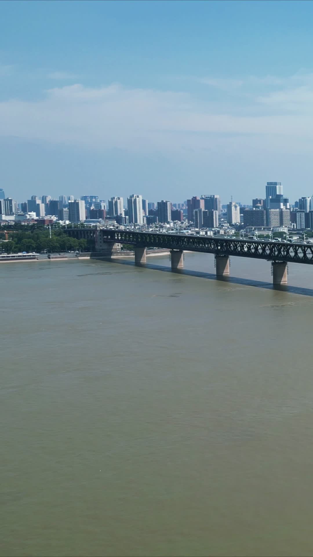 武汉长江大桥竖屏航拍视频的预览图