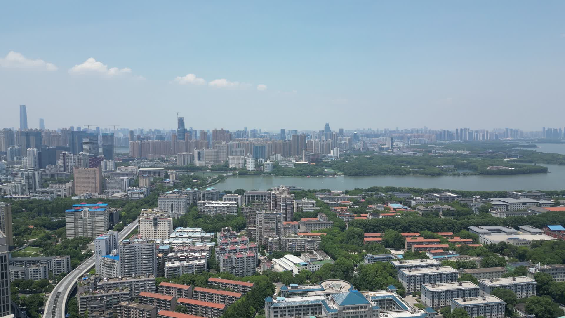 航拍湖北武汉城市高楼交通视频的预览图