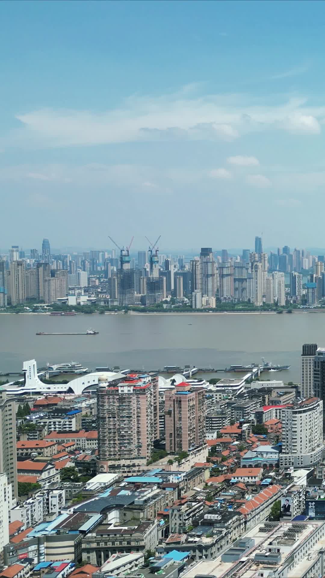 湖北长江两岸高楼建筑竖屏航拍视频的预览图