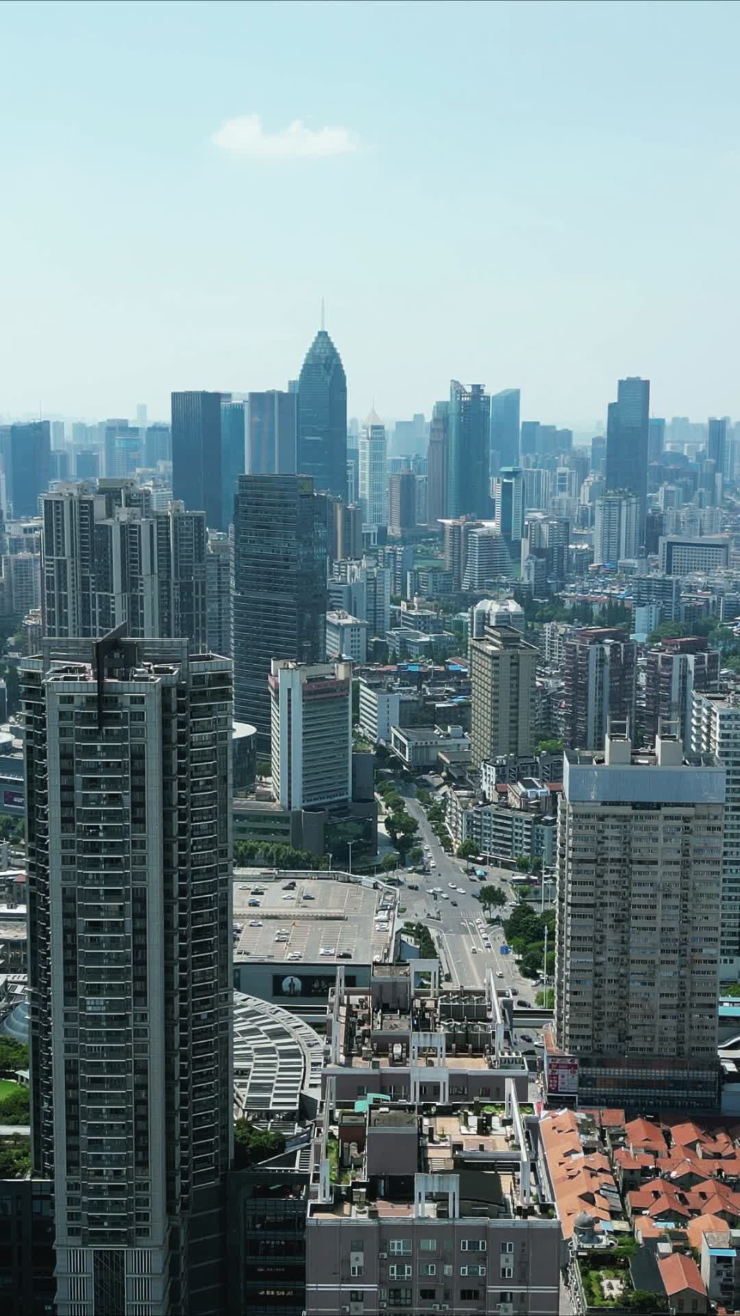 武汉江汉路商业圈高楼竖屏航拍视频的预览图