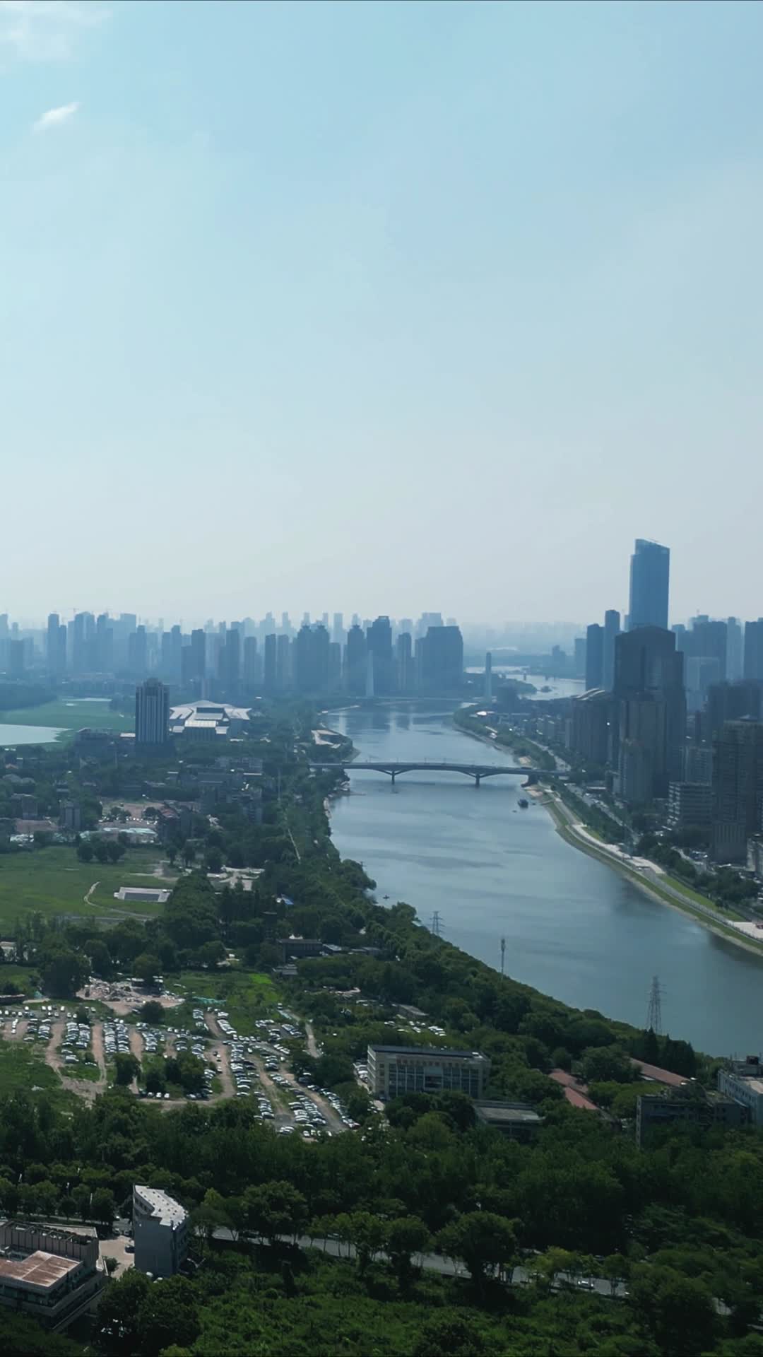 湖北武汉汉江风光竖屏航拍视频的预览图