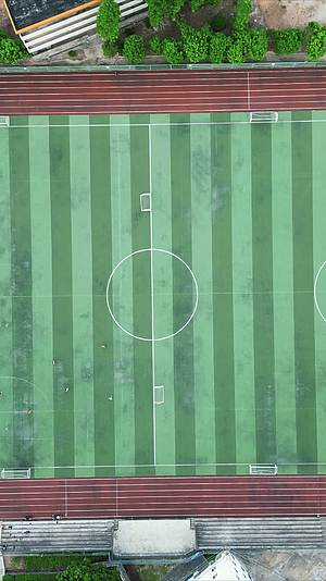 航拍运动场踢足球比赛运动视频的预览图