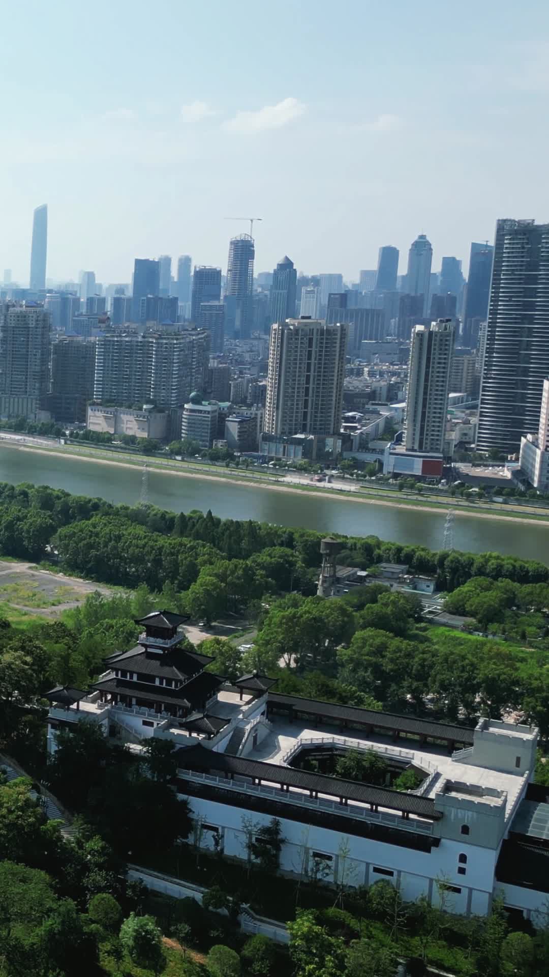 湖北武汉汉江风光竖屏航拍视频的预览图