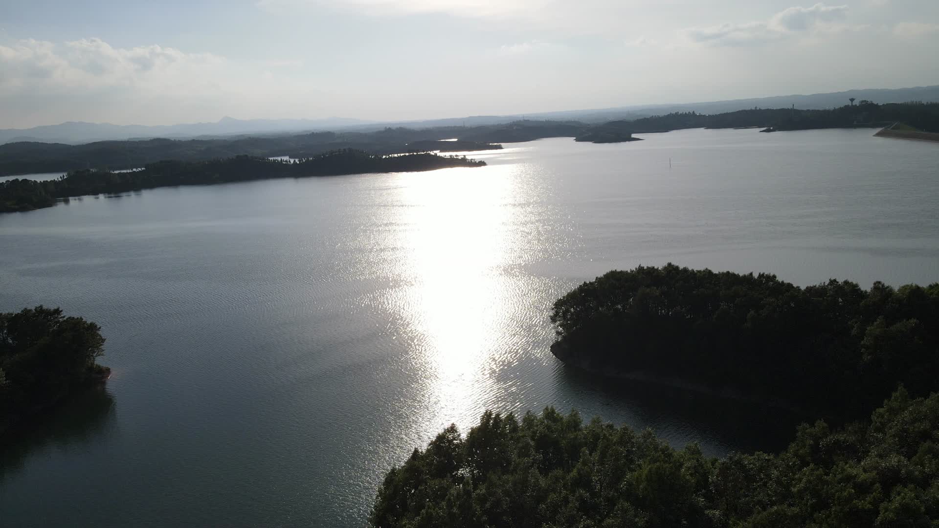 航拍水库湖面夕阳倒影视频的预览图