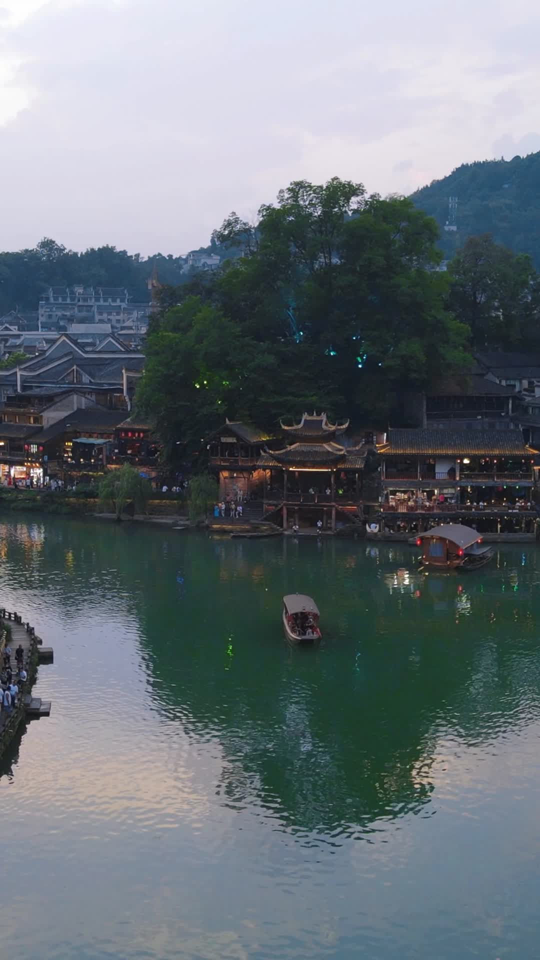 航拍湖南凤凰古城4A景区竖屏视频的预览图