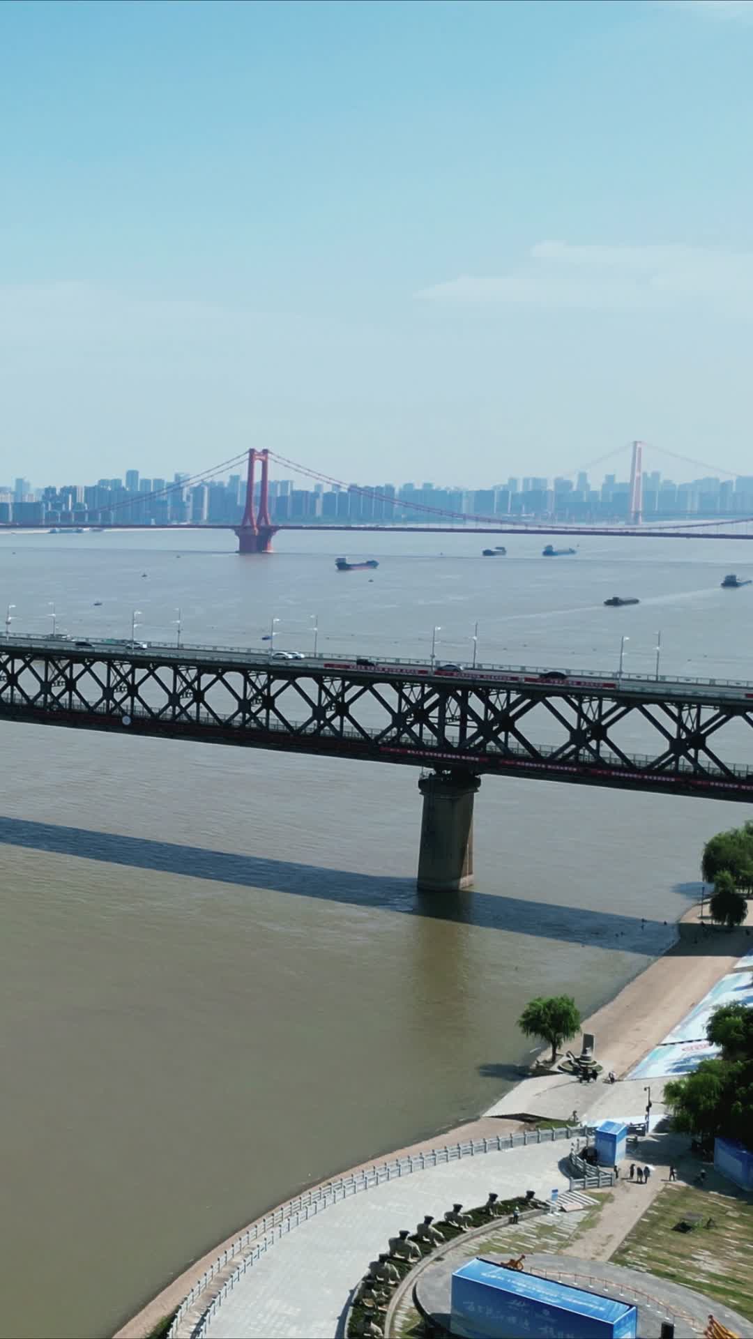 武汉长江大桥竖屏航拍视频的预览图
