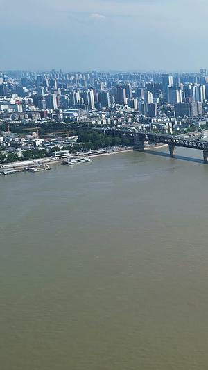 武汉长江清晨风光竖屏航拍视频的预览图