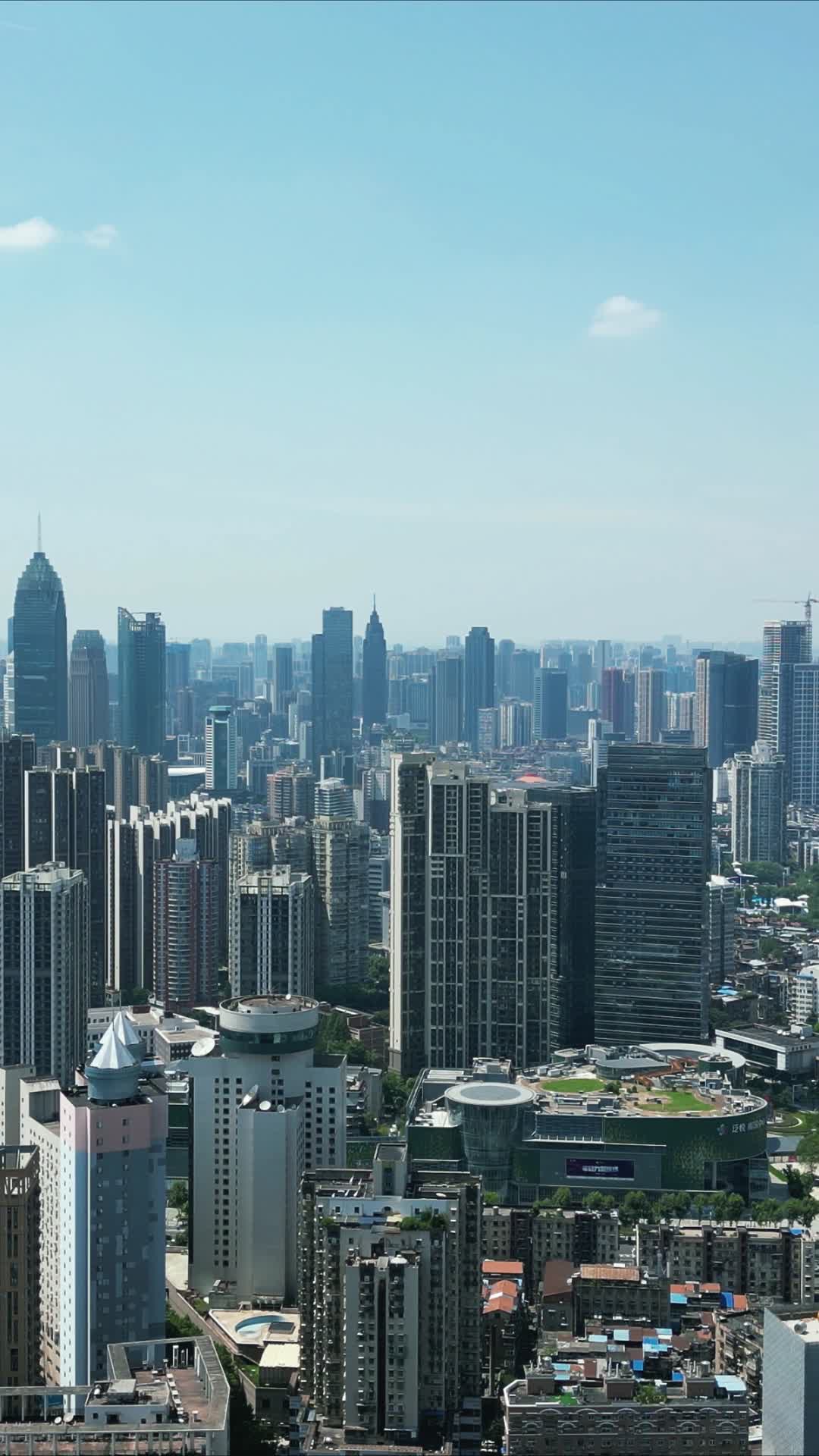 武汉密集高楼压迫感竖屏航拍视频的预览图