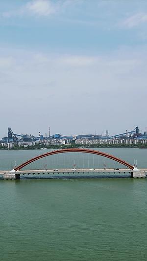 湖北鄂州南浦虹桥交通竖屏航拍视频的预览图