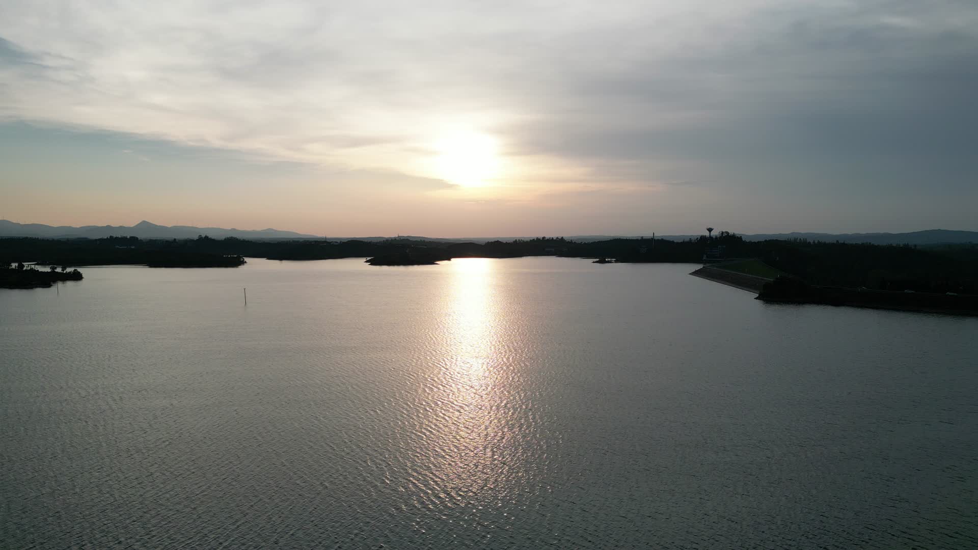 航拍湖北随州琵琶湖风景区夕阳视频的预览图