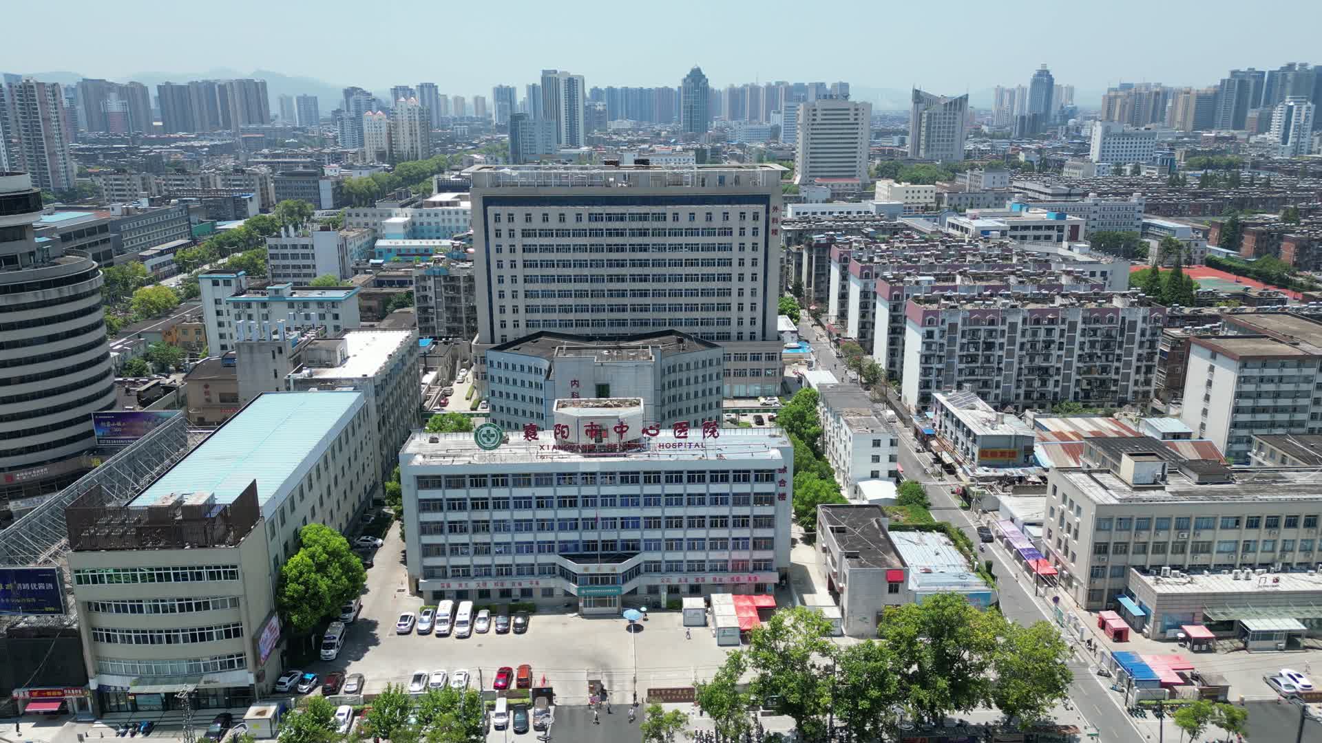 航拍湖北襄阳市中心医院视频的预览图