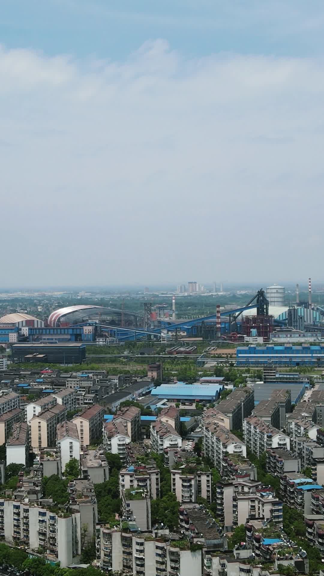 航拍湖北鄂州城市风光竖屏视频的预览图