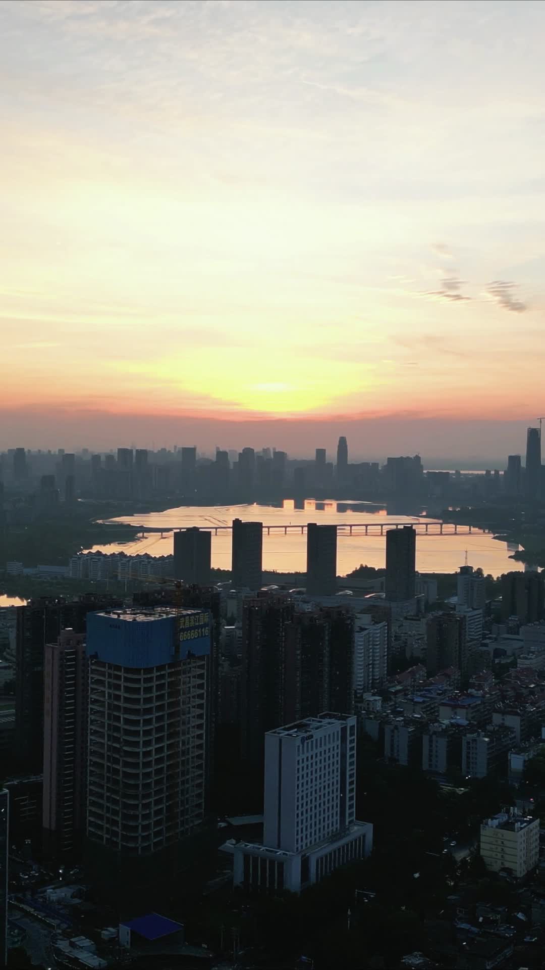 湖北武汉城市日出彩霞竖屏航拍视频的预览图