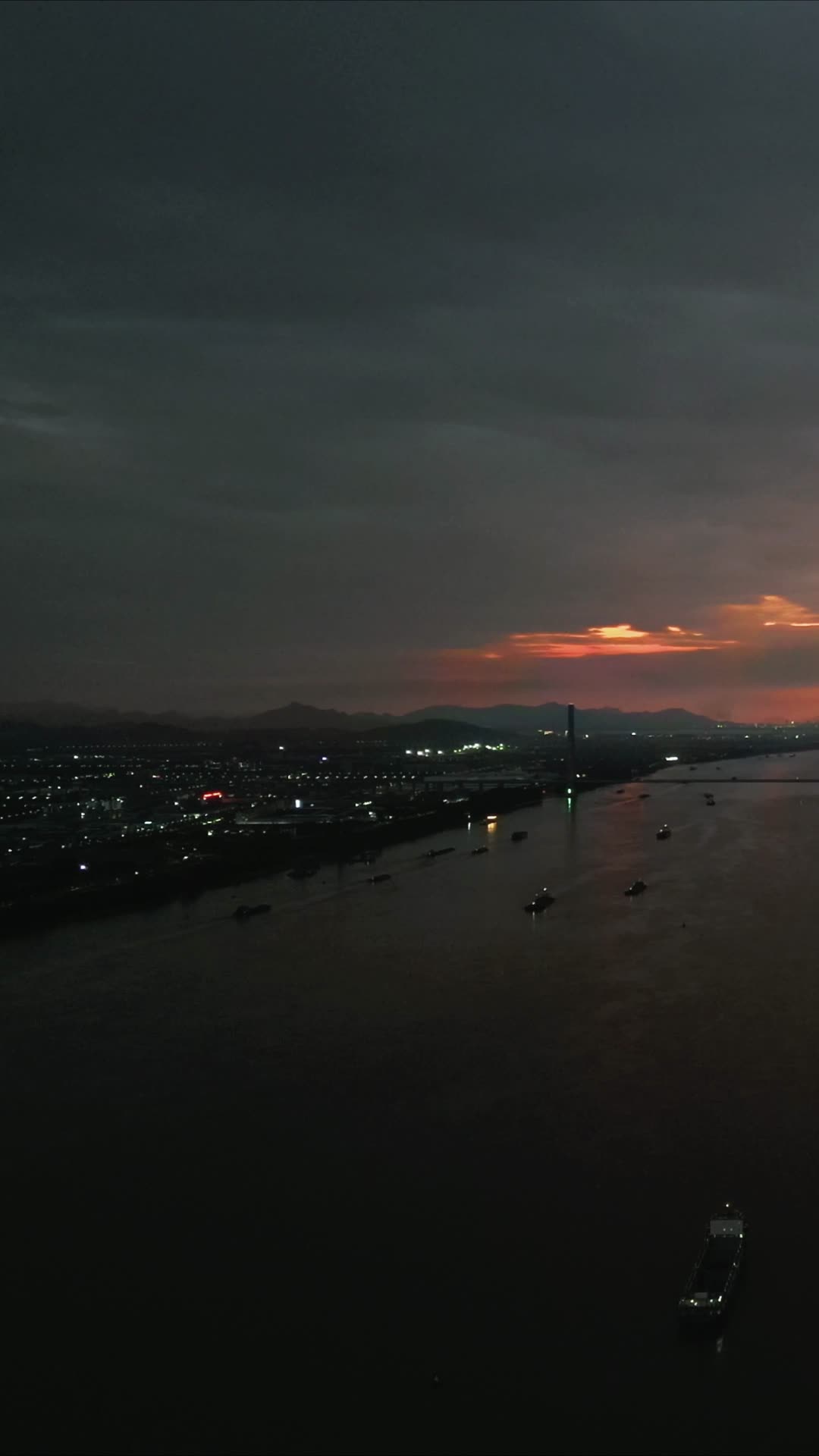 长江日落晚霞火烧云竖屏航拍视频的预览图