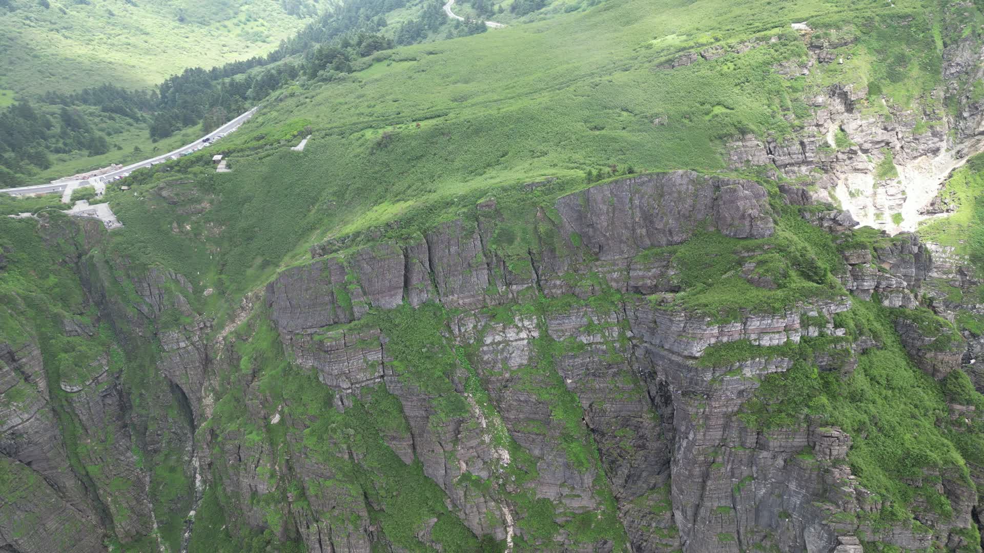 航拍湖北神农架景区神农谷悬岩峭壁视频的预览图