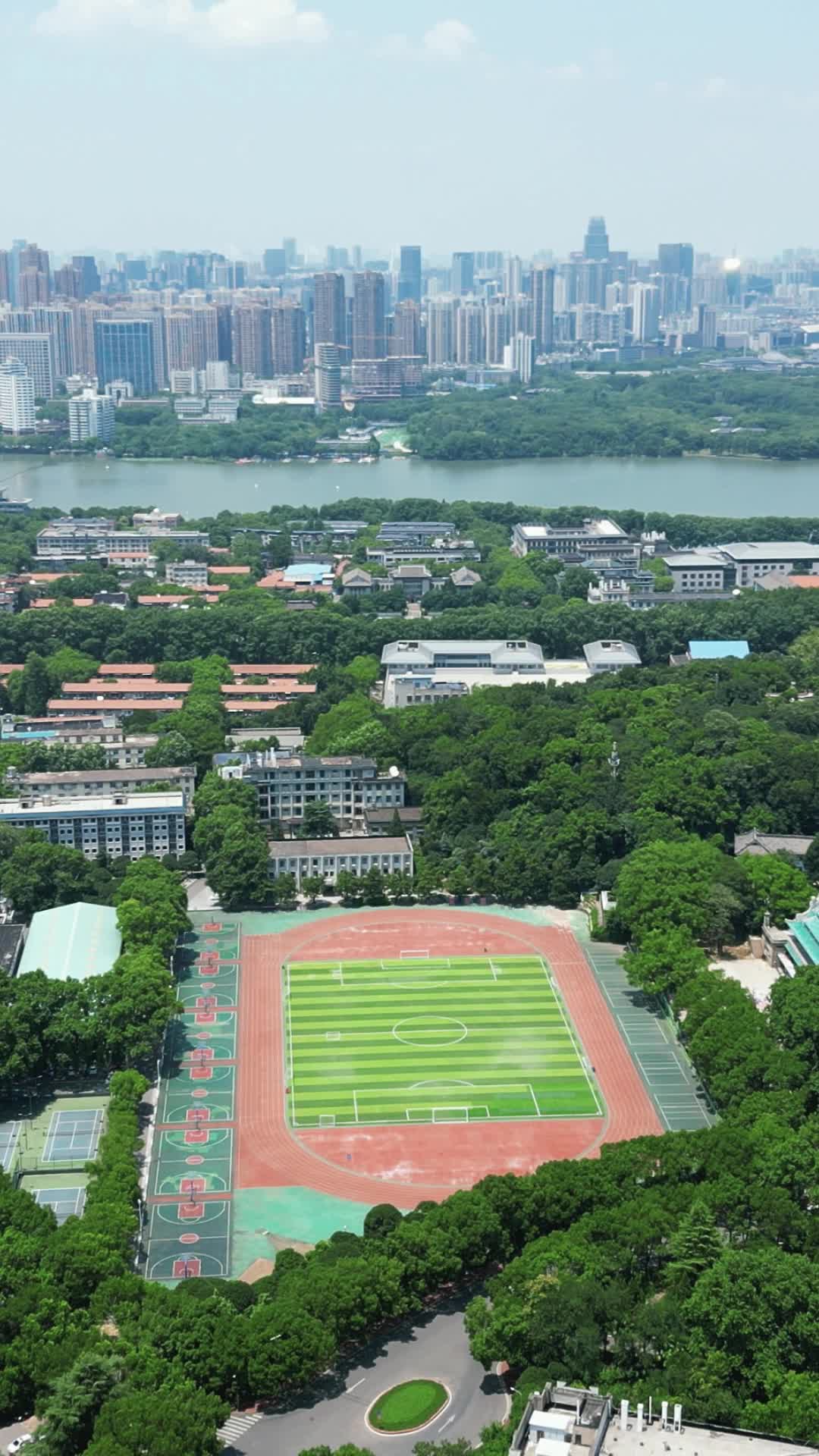 湖北武汉大学校园竖屏航拍视频的预览图