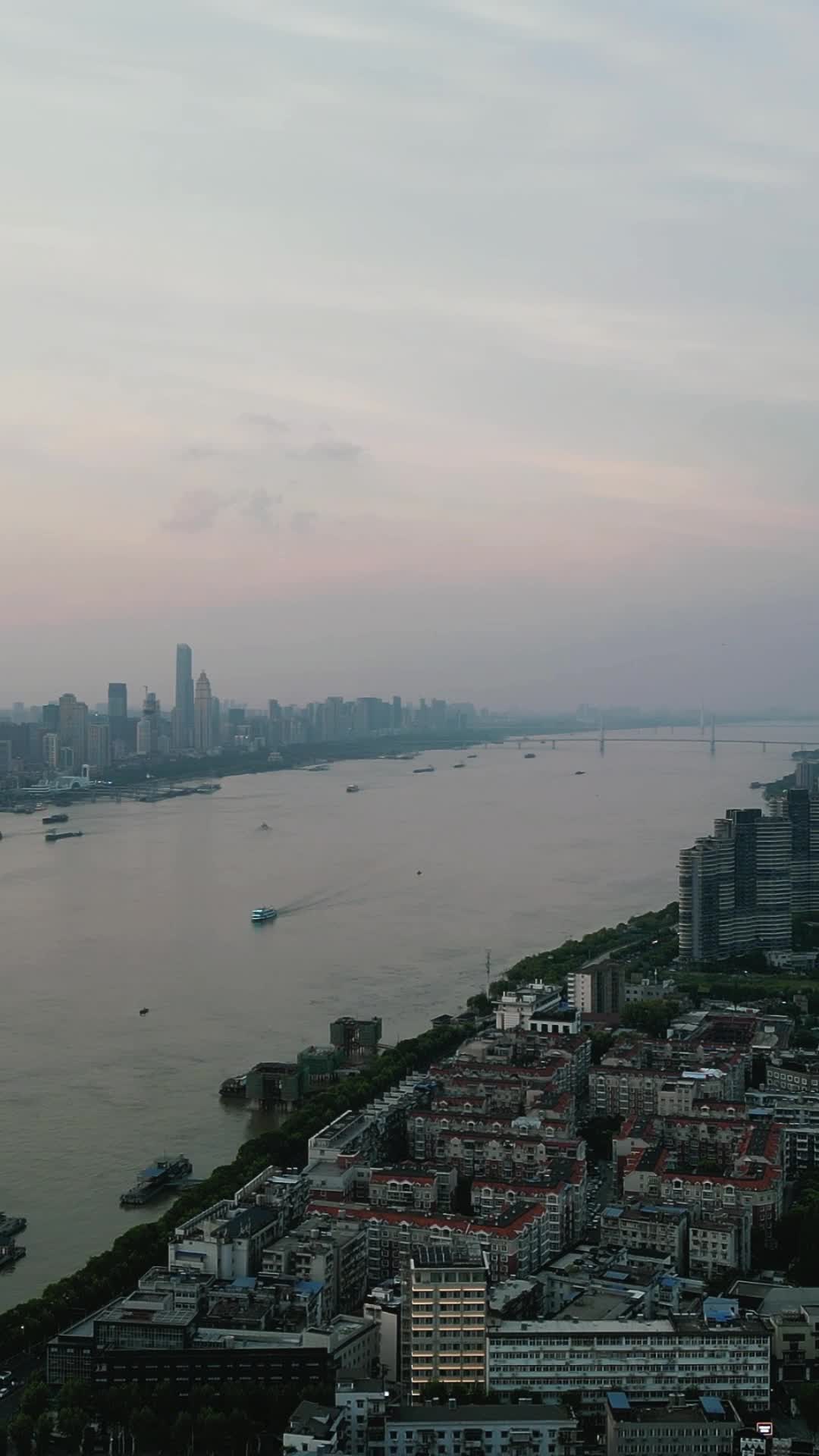 湖北武汉城市清晨竖屏航拍视频的预览图