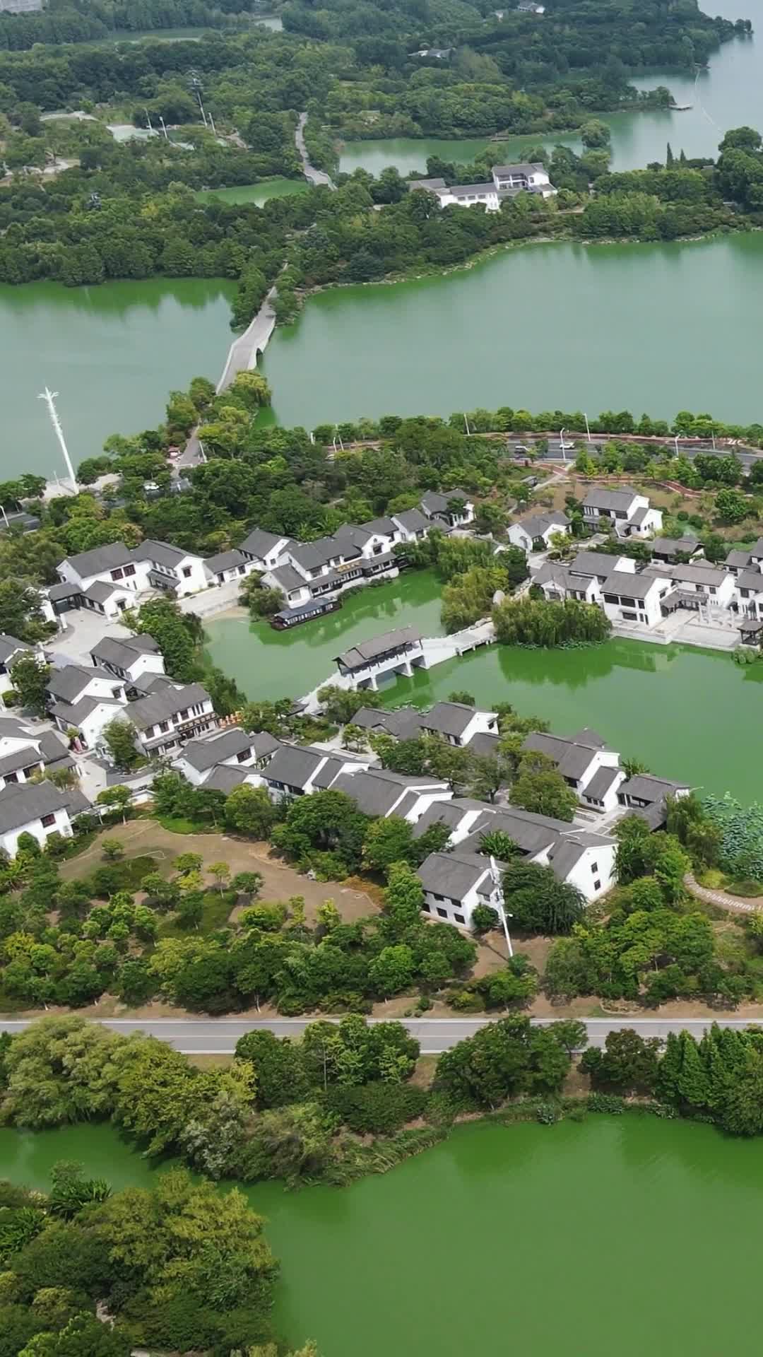 航拍水上江南小镇遗爱公园视频的预览图