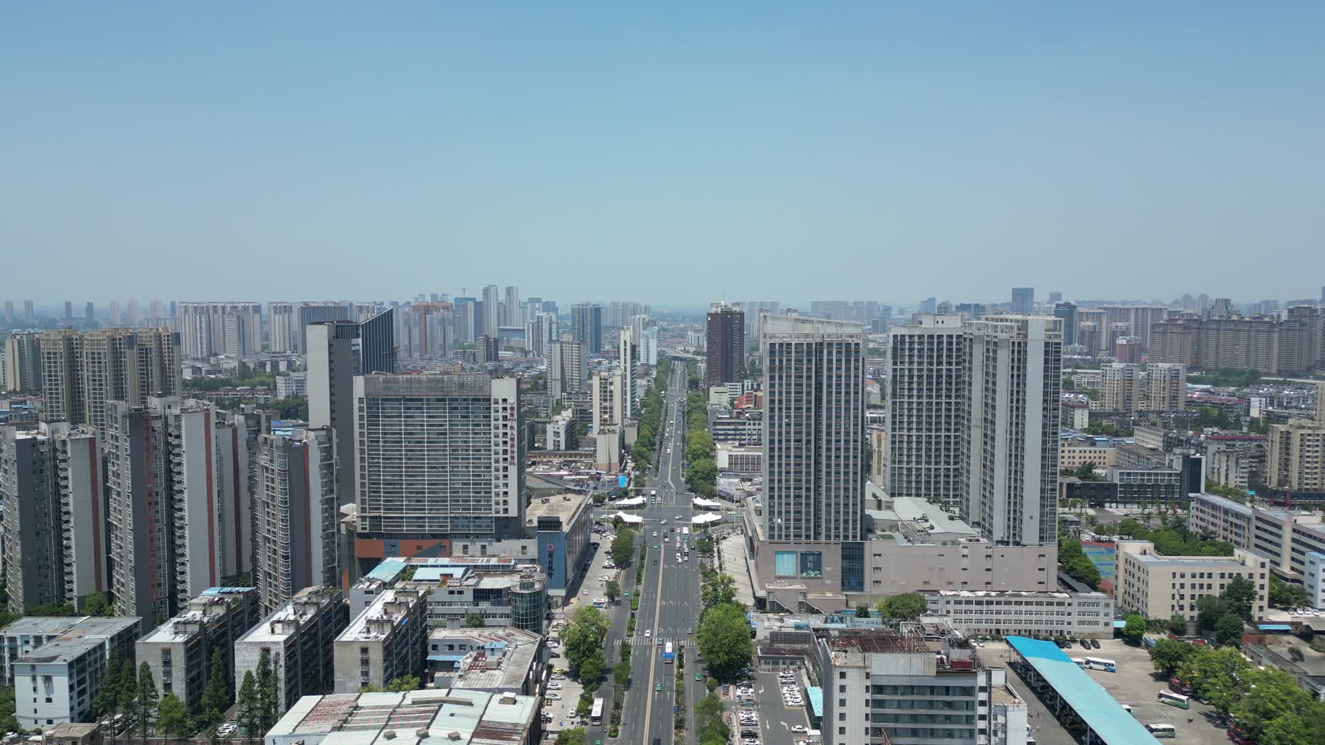 航拍湖北襄阳城市高楼视频的预览图