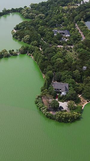 航拍水上江南小镇遗爱公园视频的预览图