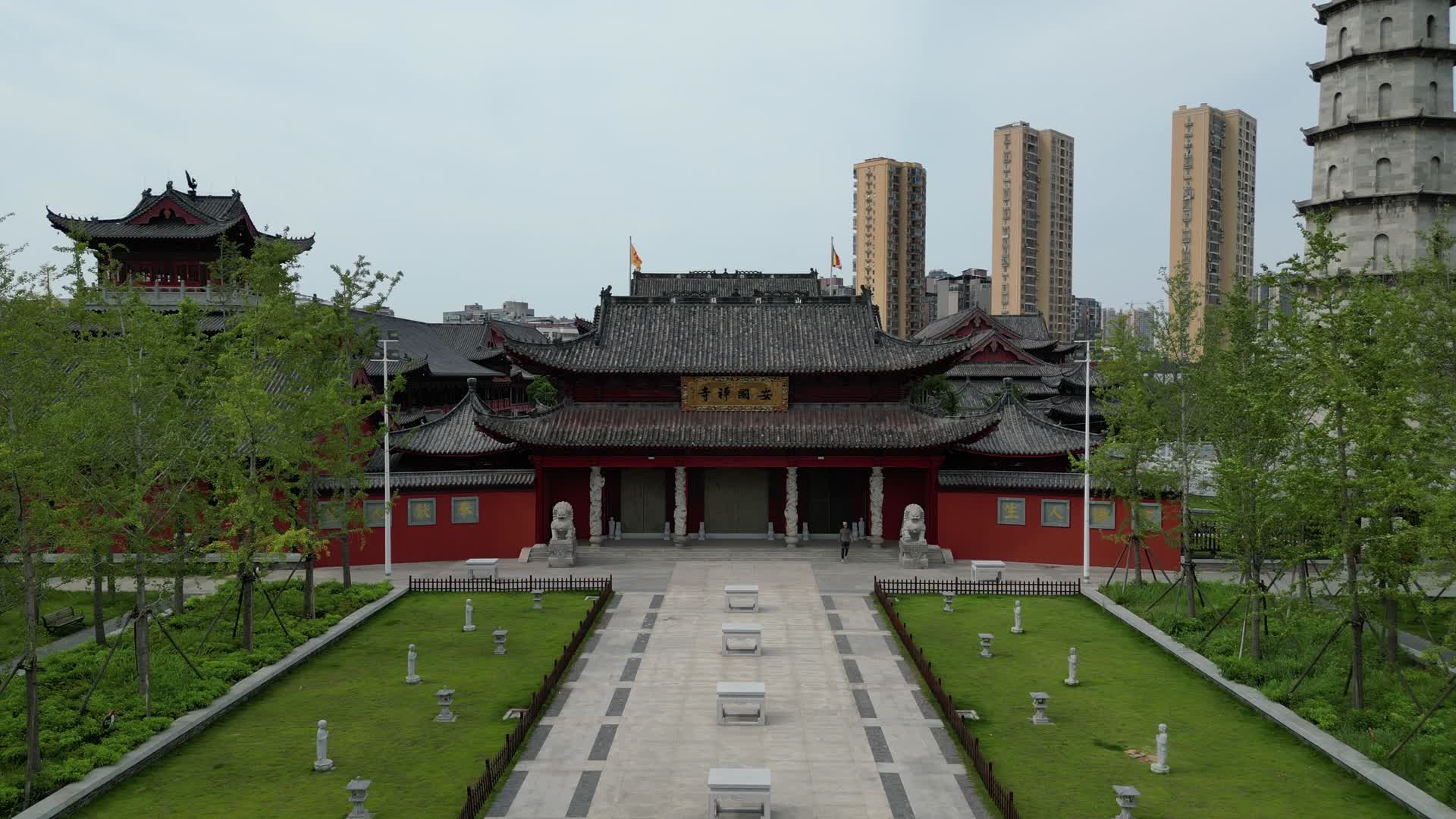 航拍湖北黄冈安国寺古建筑视频的预览图