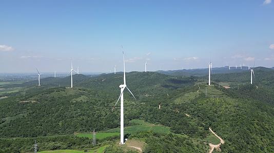 航拍高山风车发电能源视频的预览图
