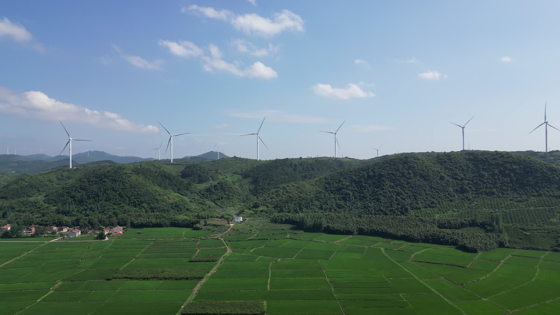 航拍高山风车发电能源视频的预览图