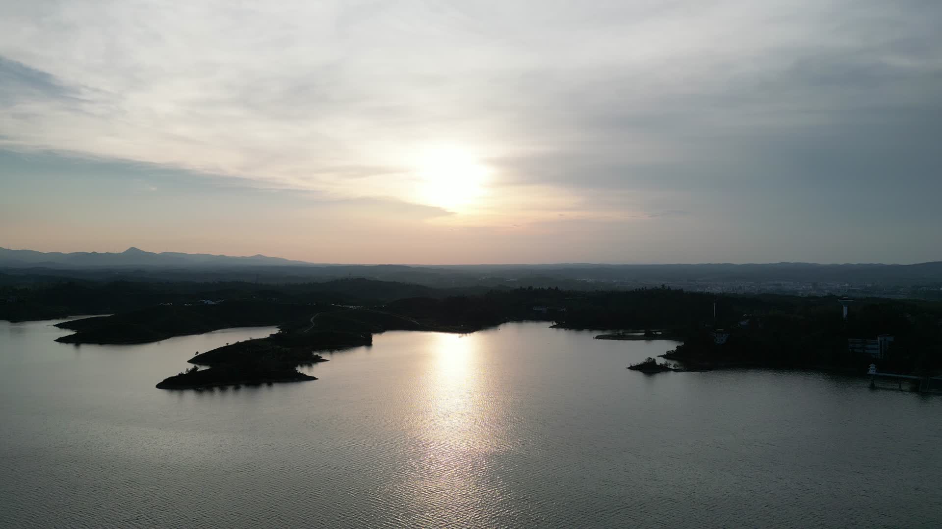 航拍大自然山川日落晚霞夕阳湖面倒影视频的预览图