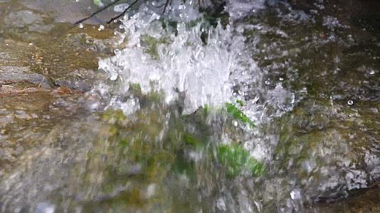 河流溪水4k山泉实拍溪流山水瀑布小河清澈视频的预览图