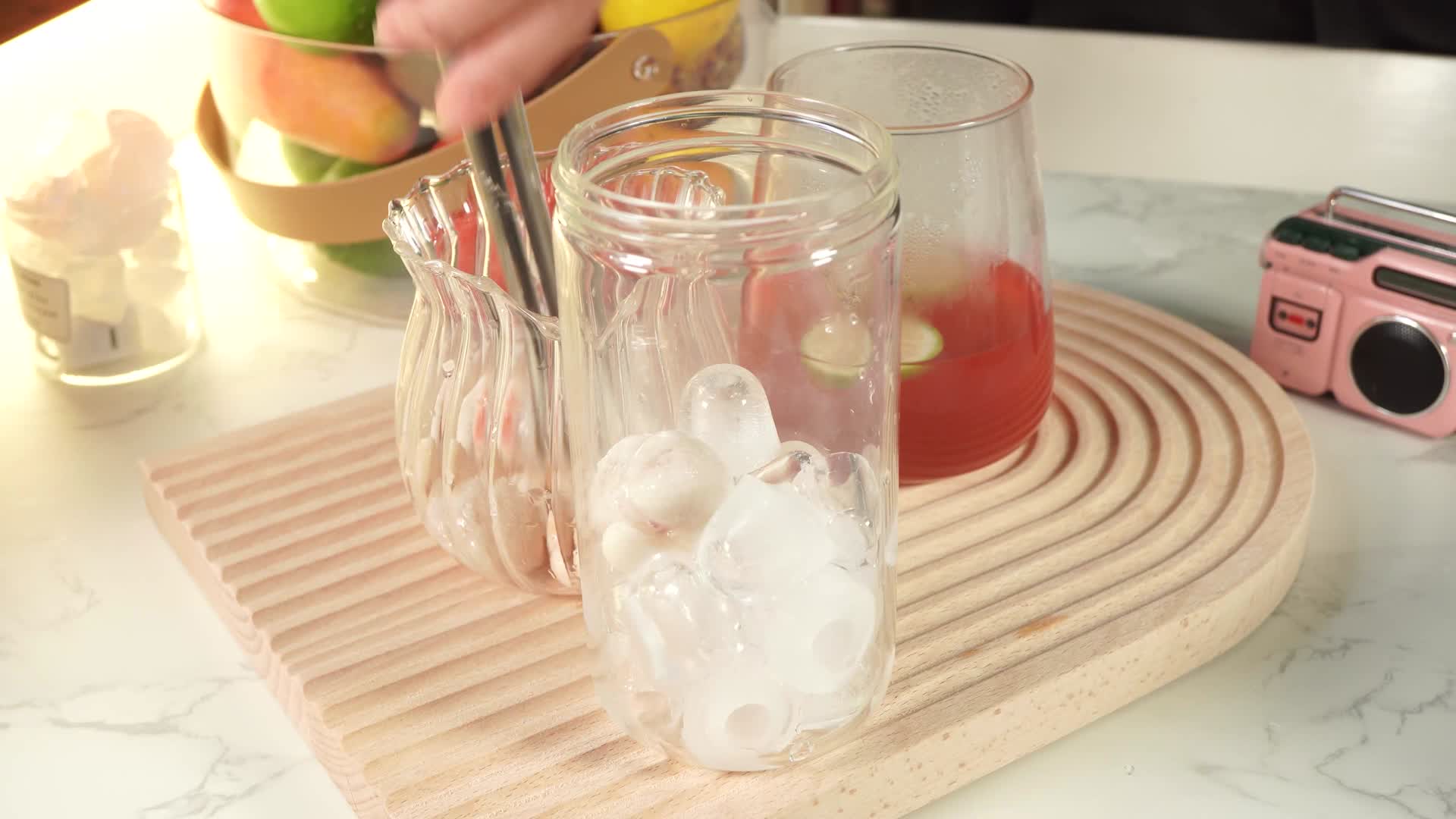 玻璃杯榨汁杯加入冰块视频的预览图