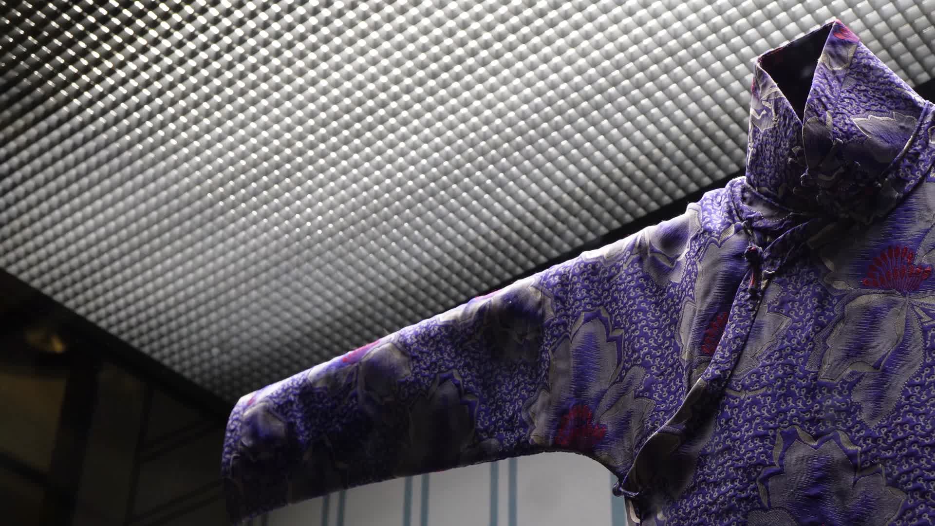 盘扣丝绸旗袍修身中国风视频的预览图