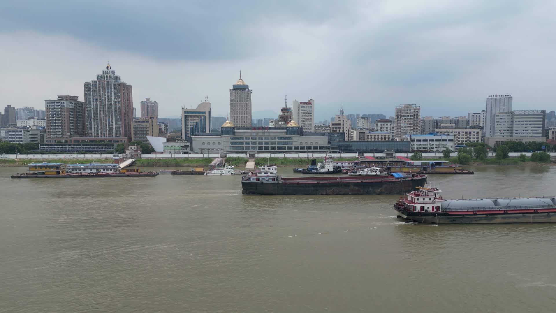 航拍长江九江港口码头视频的预览图