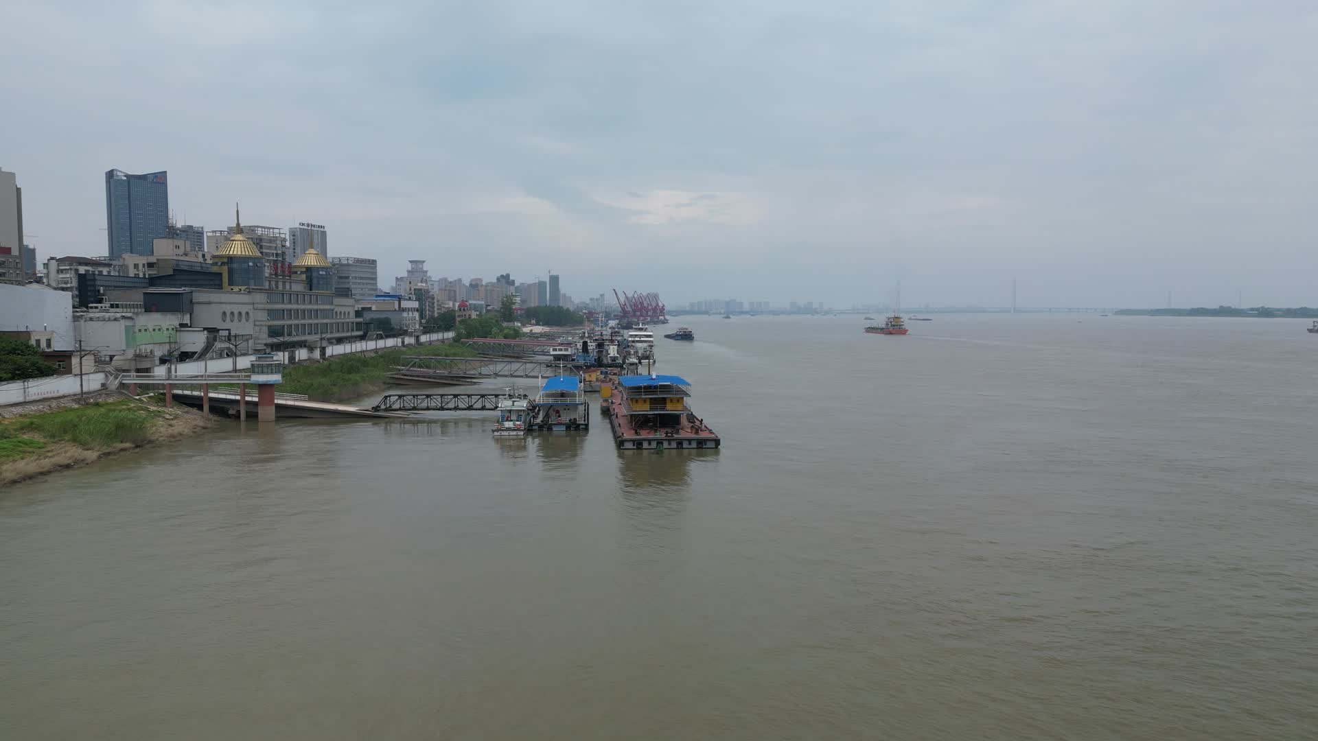 航拍长江九江港口码头视频的预览图