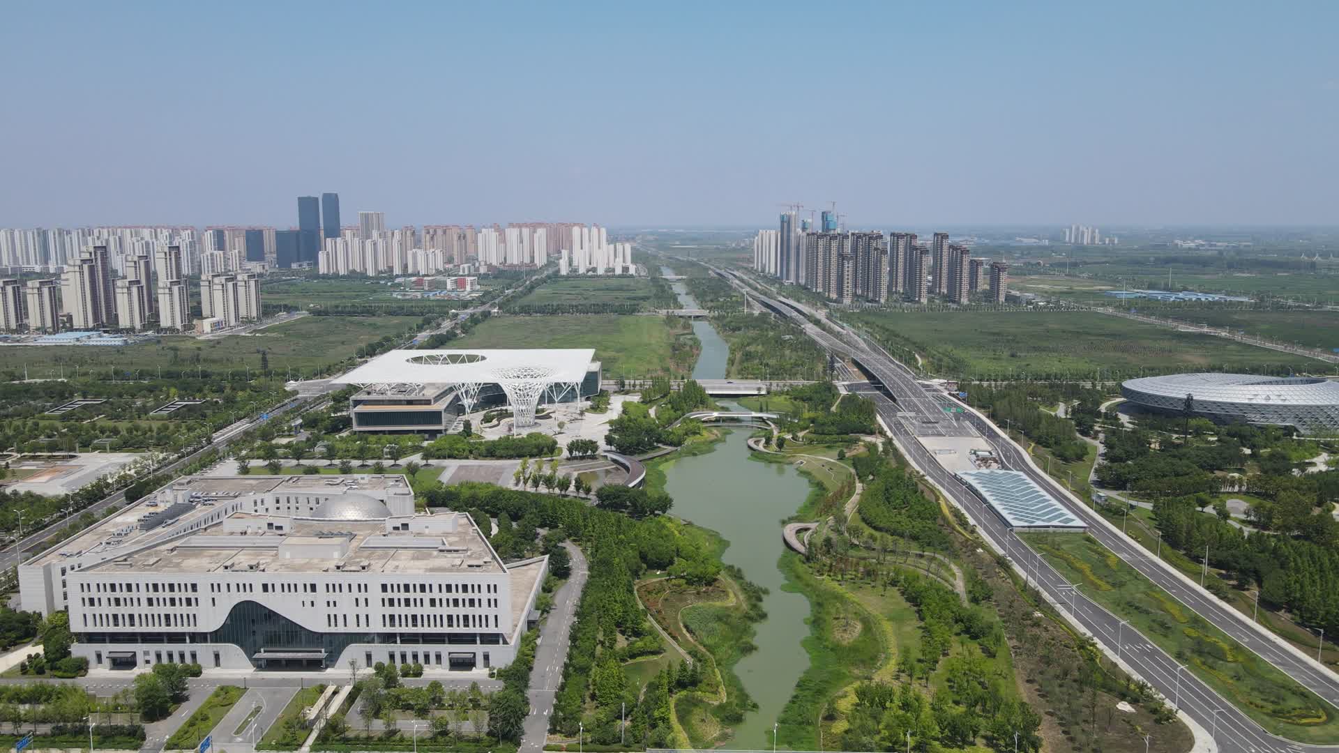 航拍湖北襄阳汉江公园视频的预览图
