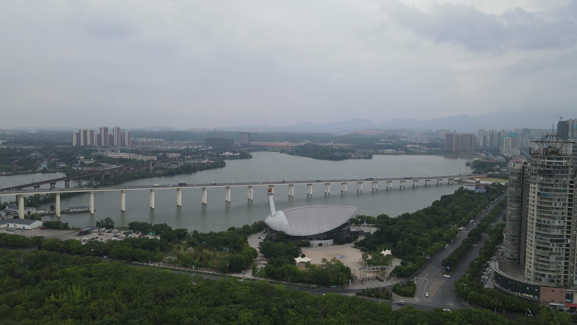 航拍江西九江庐山鞋山湖大桥交通视频的预览图