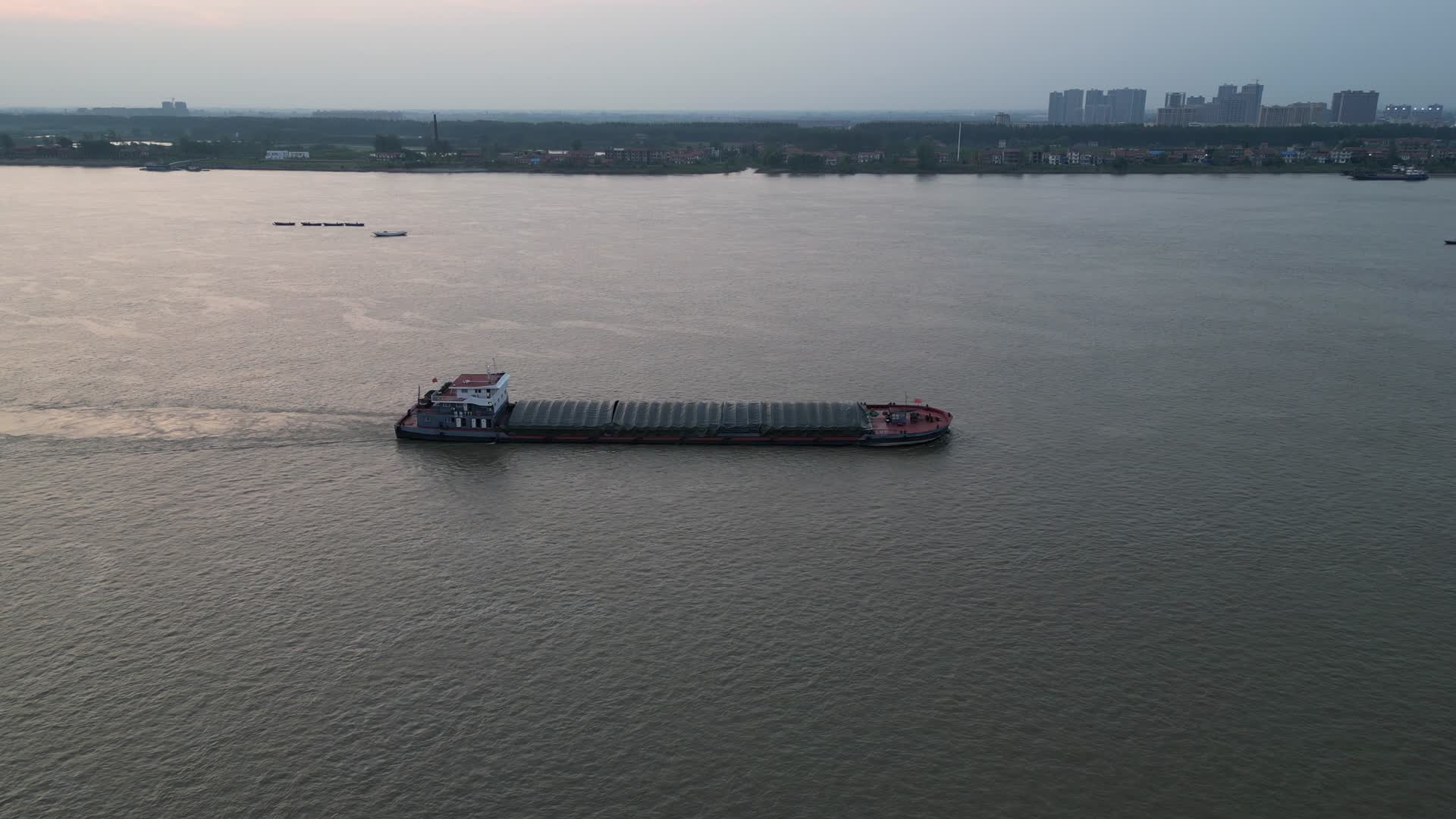 航拍长江货运大船水运交通视频的预览图