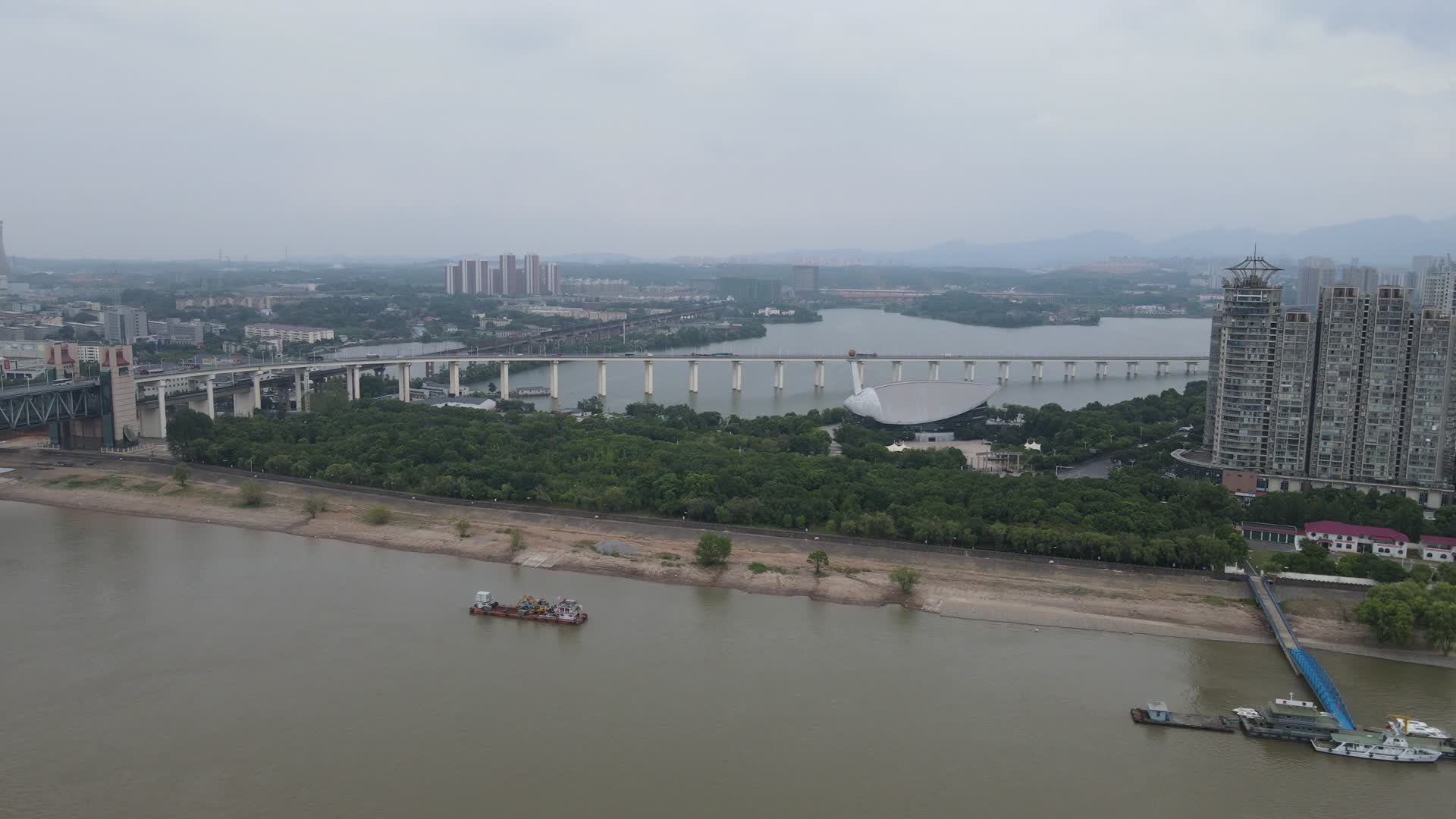 航拍江西九江庐山鞋山湖大桥交通视频的预览图